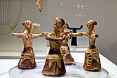 Museo archeologico di Iraklion. Ritrovamento di Palekastro, periodo post-palaziale 1400-1100 a.C. Gruppo di donne, idoli fittili, che si tengono per le spalle in una hora.